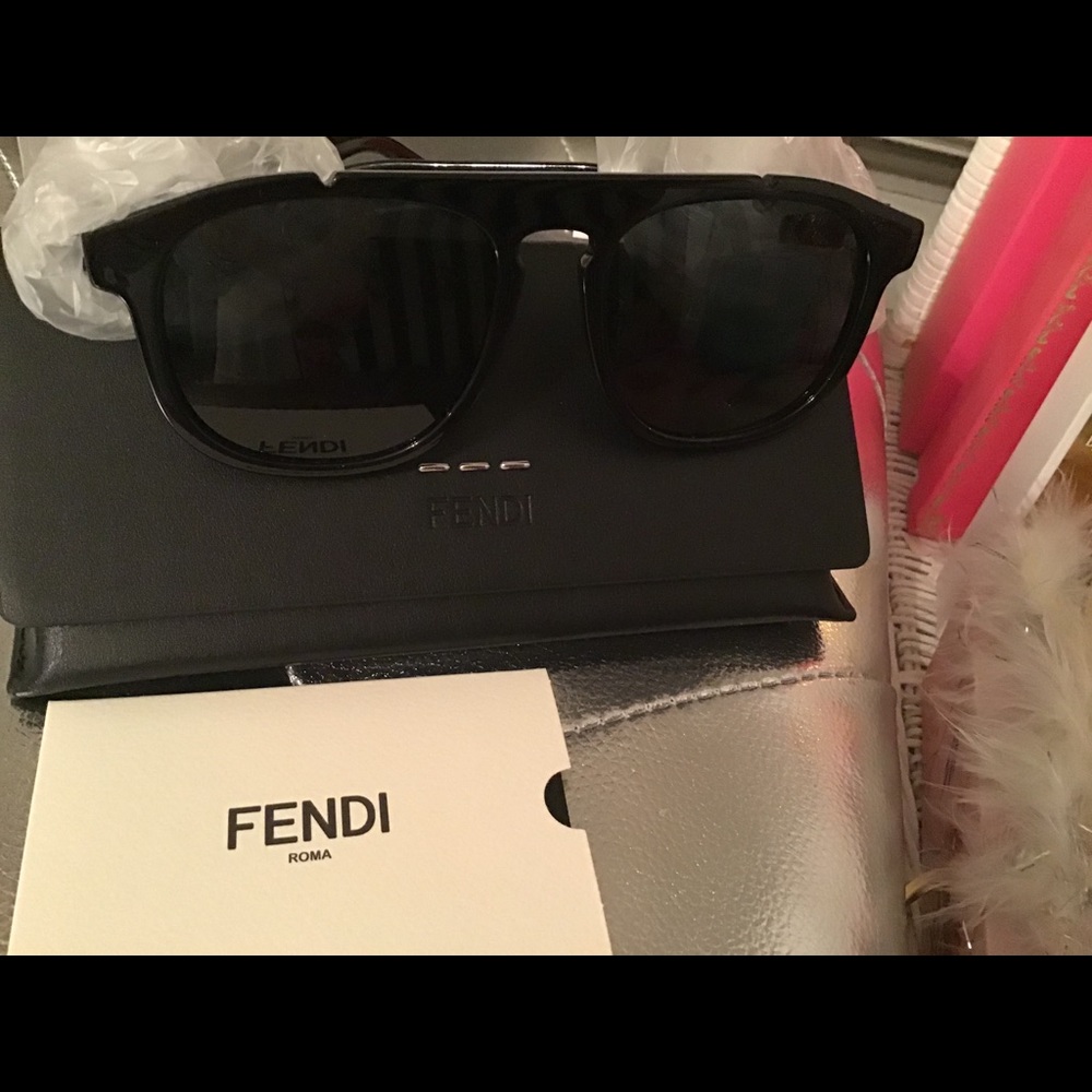 Beautiful Fendi sunglasses gorgeous - Picture 4 of 7